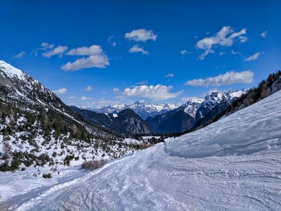 蓝天下的雪山